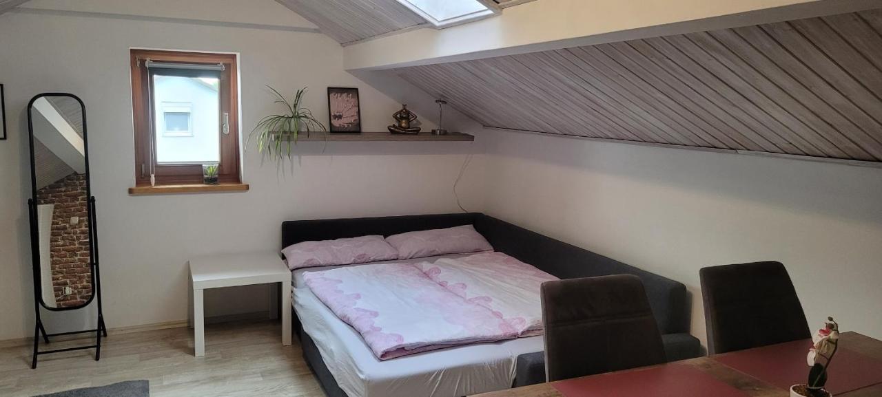 Kleine Gemuetliche Mansardenwohnung Im Suedosten Muenchens Assling Eksteriør billede